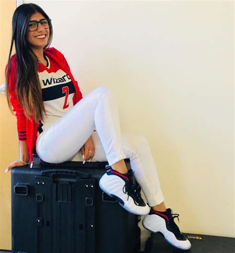 mia khalifa gamer|Gamergirl Mia Khalifa beim Zocken gefickt